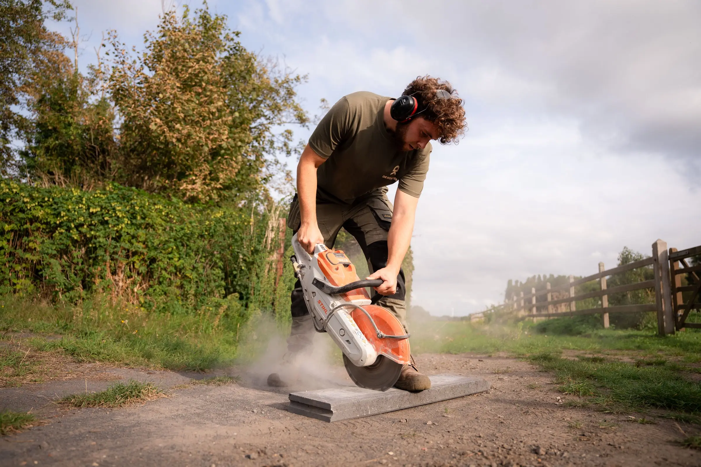 Jaro zaagt een natuursteen op maat