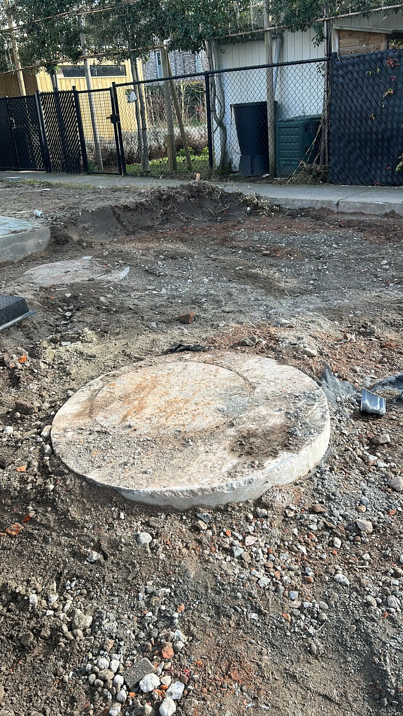 Betonnen putdeksel in de ontgraven ondergrond