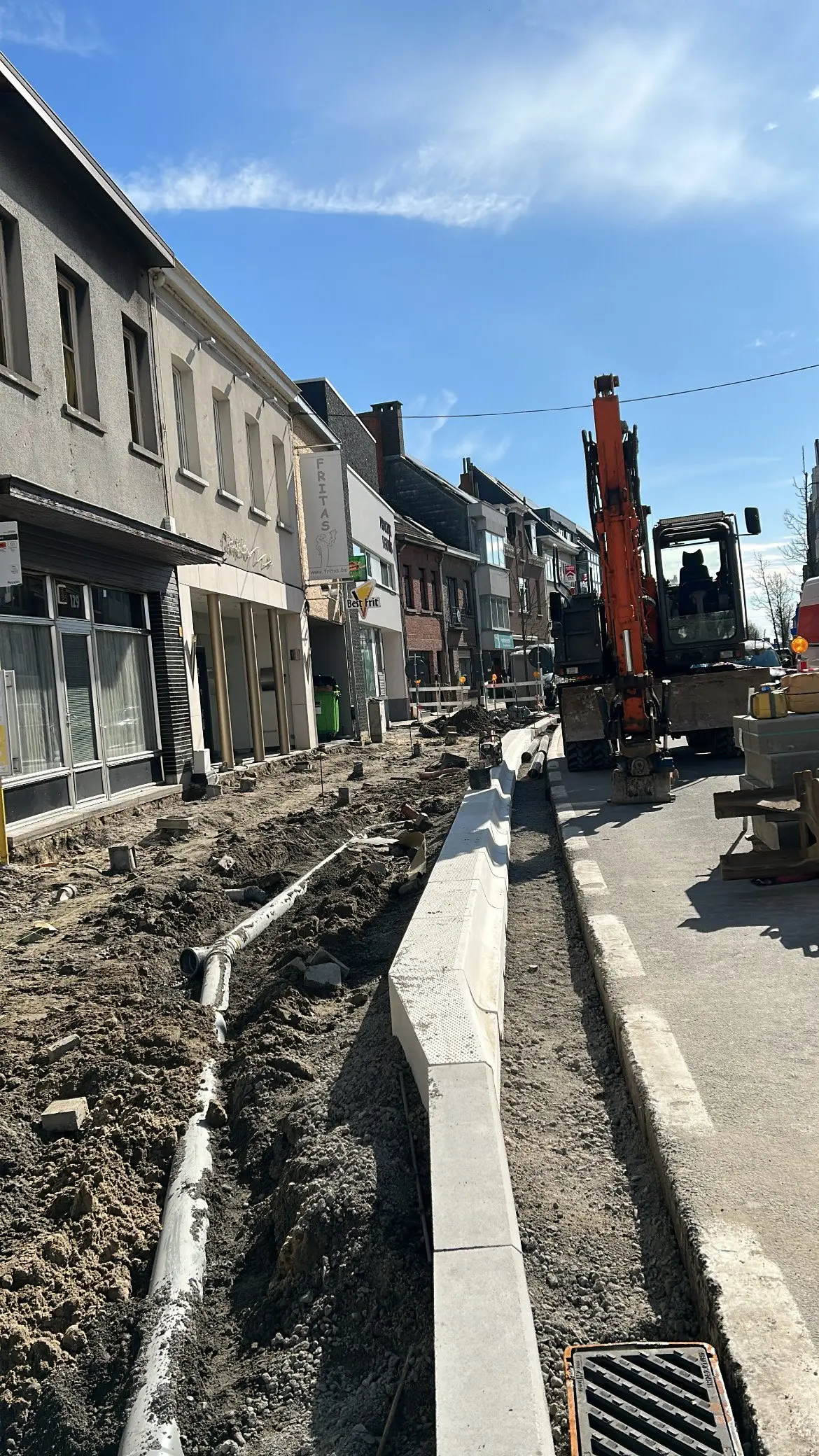 Open sleuf naast de boordsteen en straatkolk