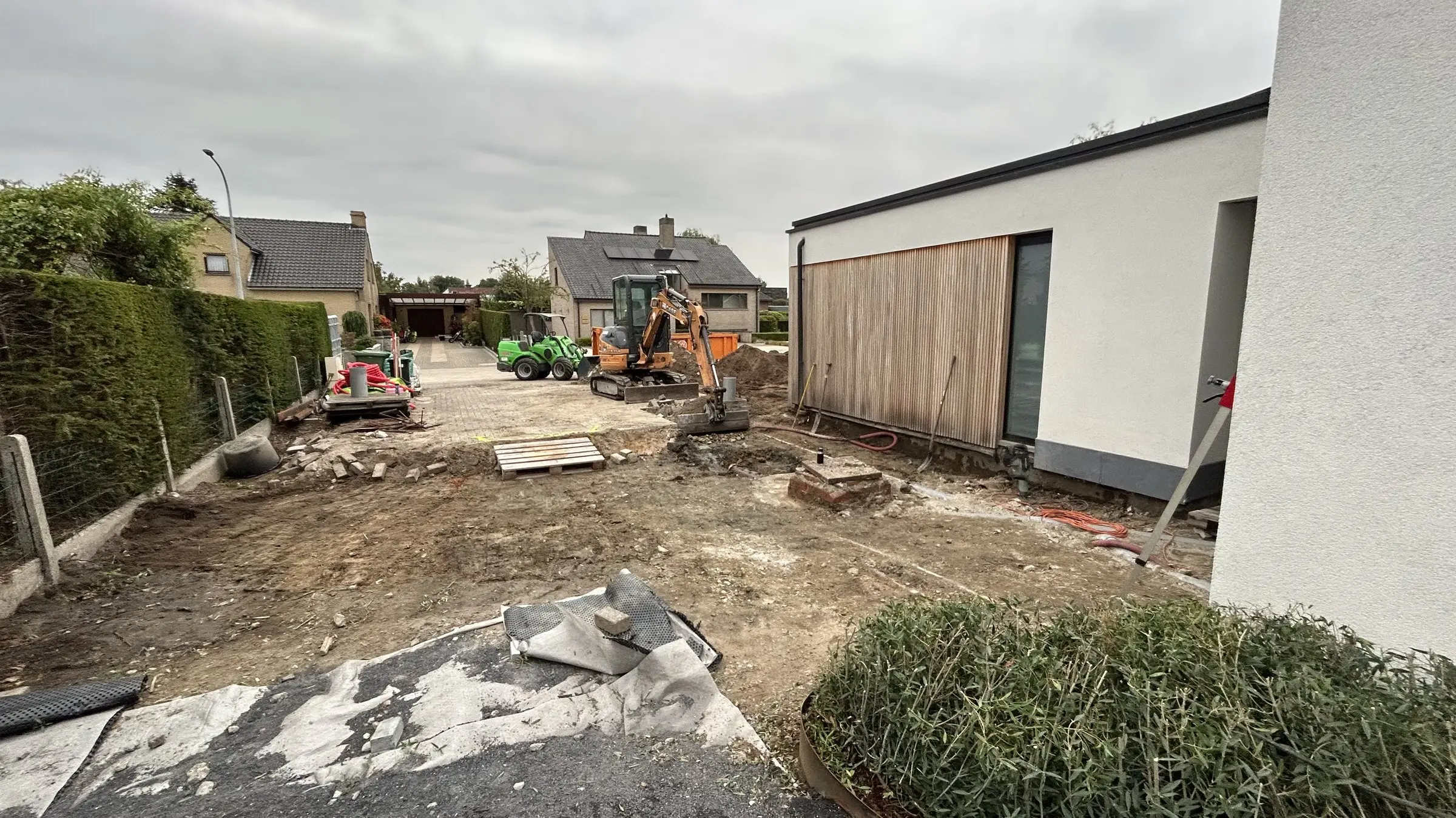 Werfzone voor de woning met verharding en minigraver