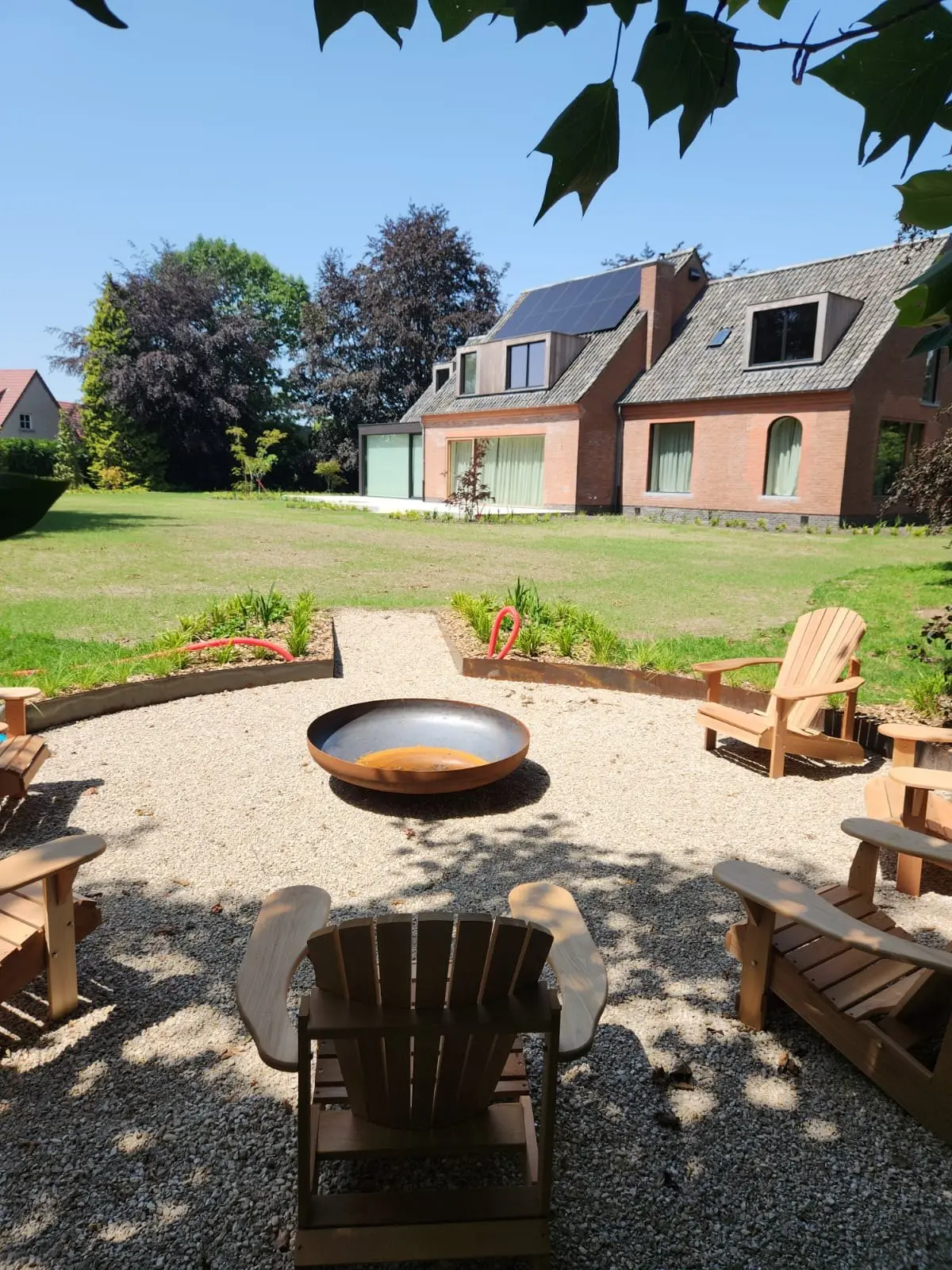 Stijlvol terras met vuurplaats
