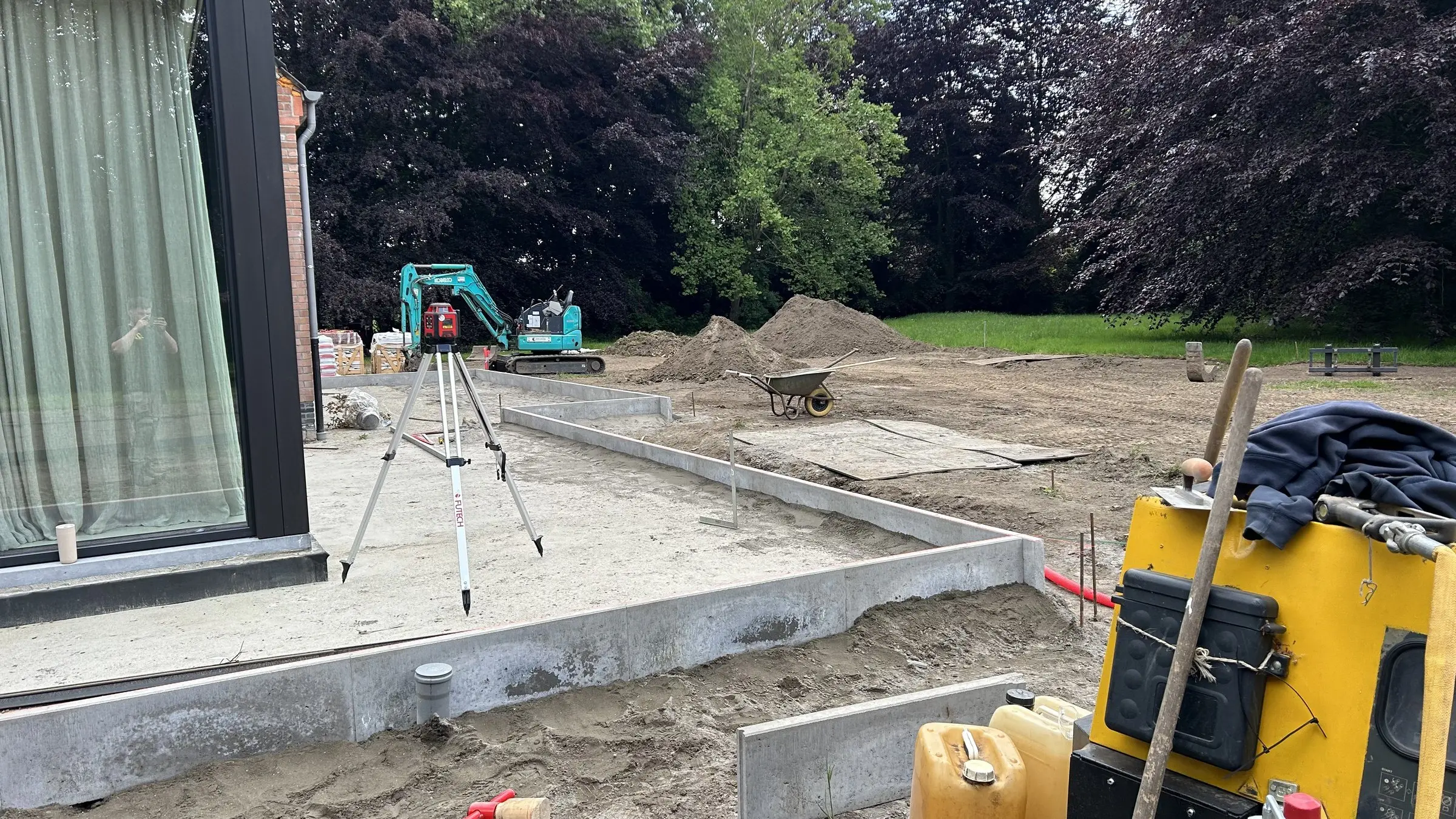 Betonnen boordstenen voor het terras aan de villa