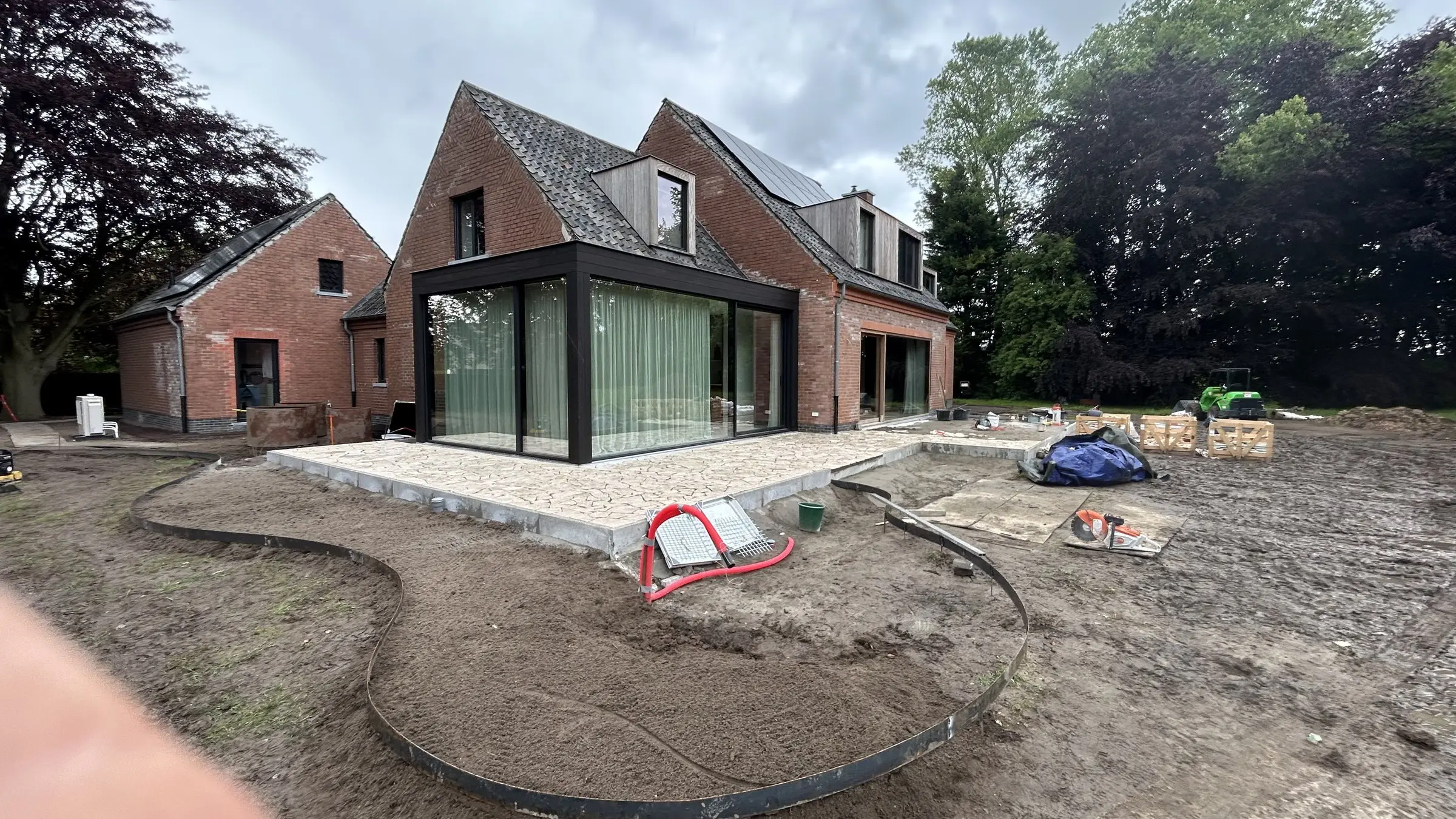 Terras van natuursteen in aanleg voor de villa