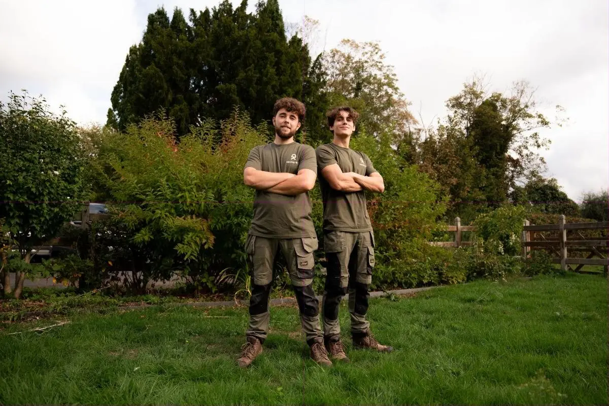 Het De Koster-team in een tuin