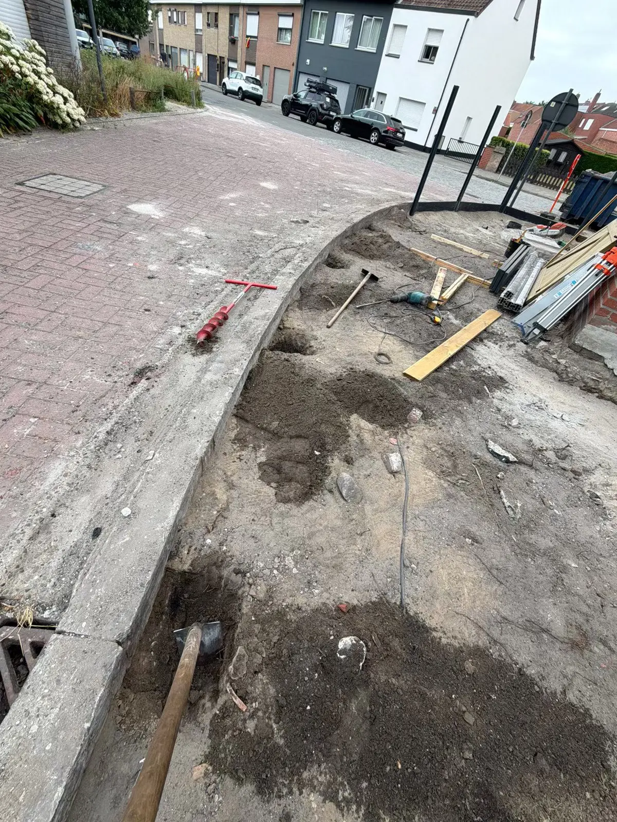 Bestaande verharding open gebroken aan de rand van de straat