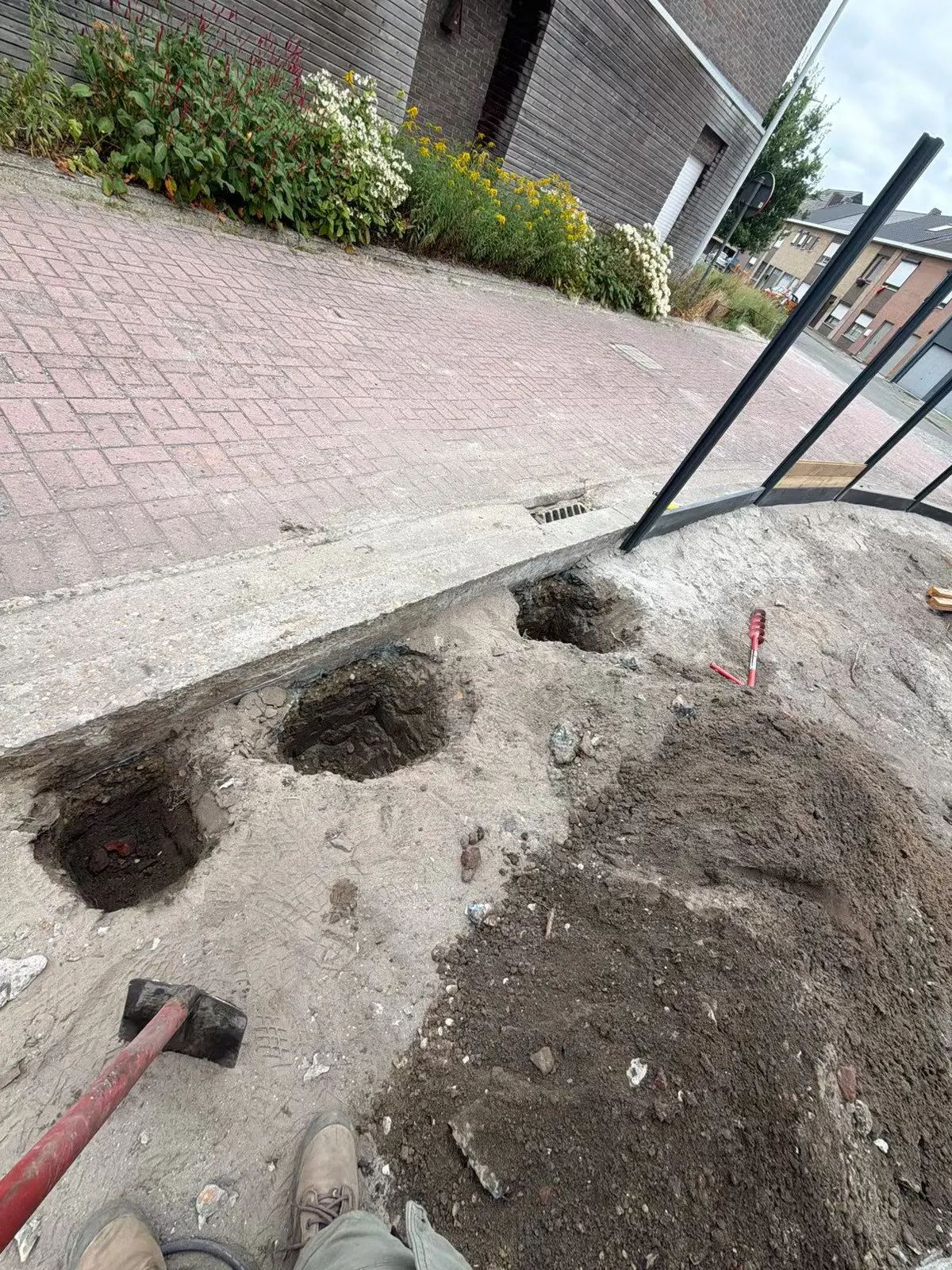 Gaten voor de palen van de afsluiting langs de rand