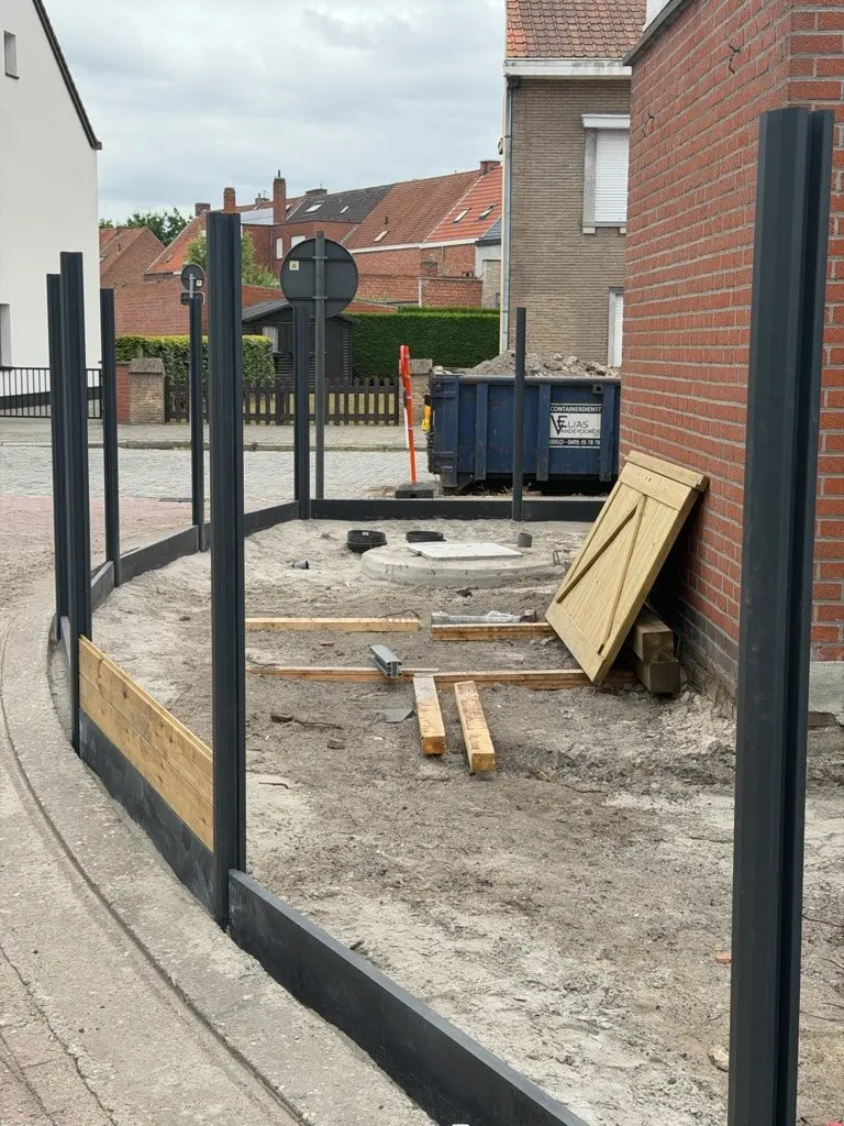 Antracieten palen en boorden langs de gebogen straatkant