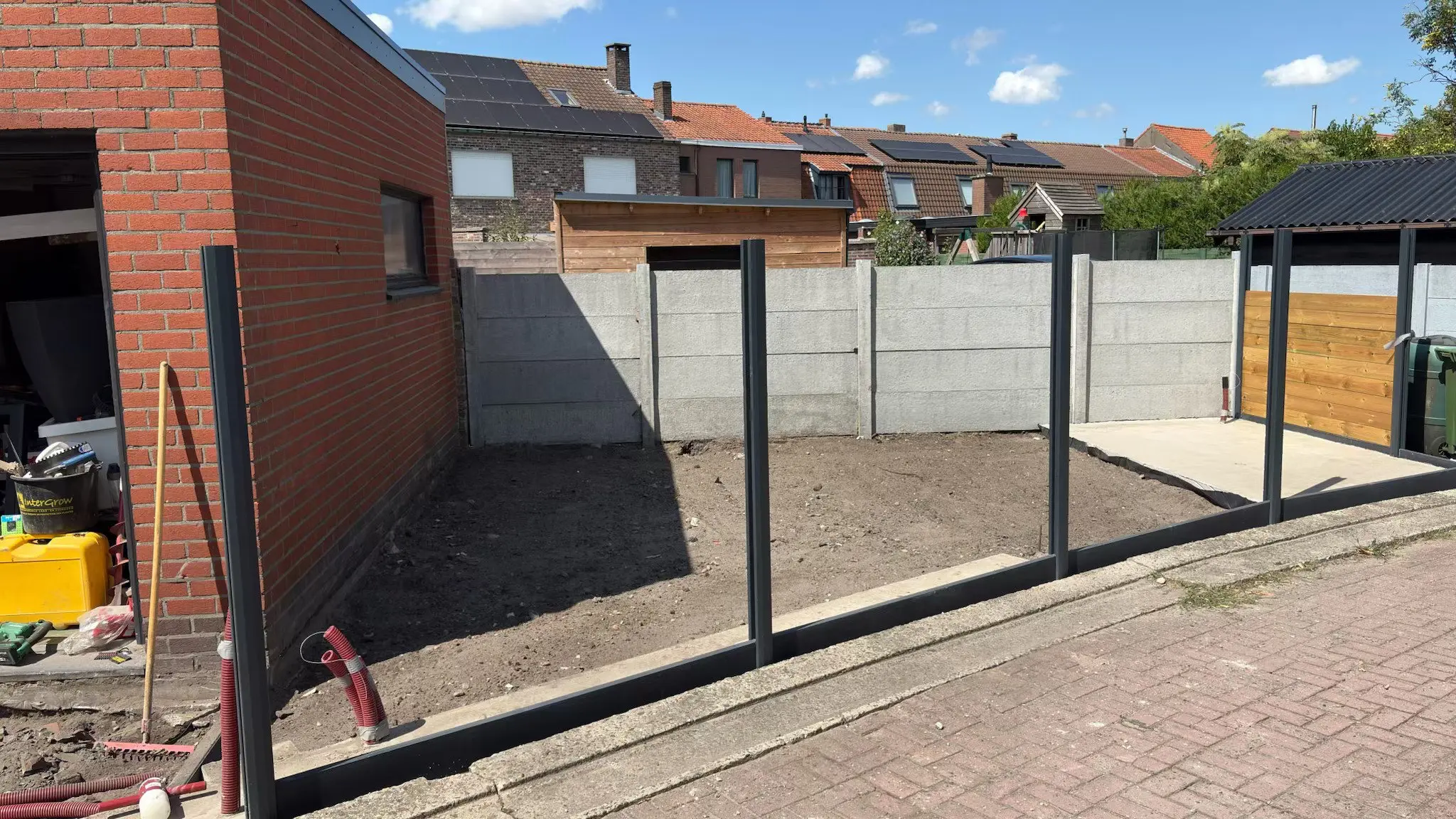 Compacte hoektuin met afsluiting
