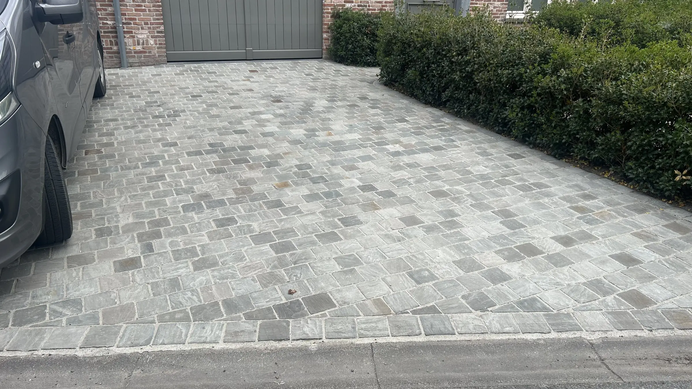 Lichte kasseistroken aan een afgewerkte inrit