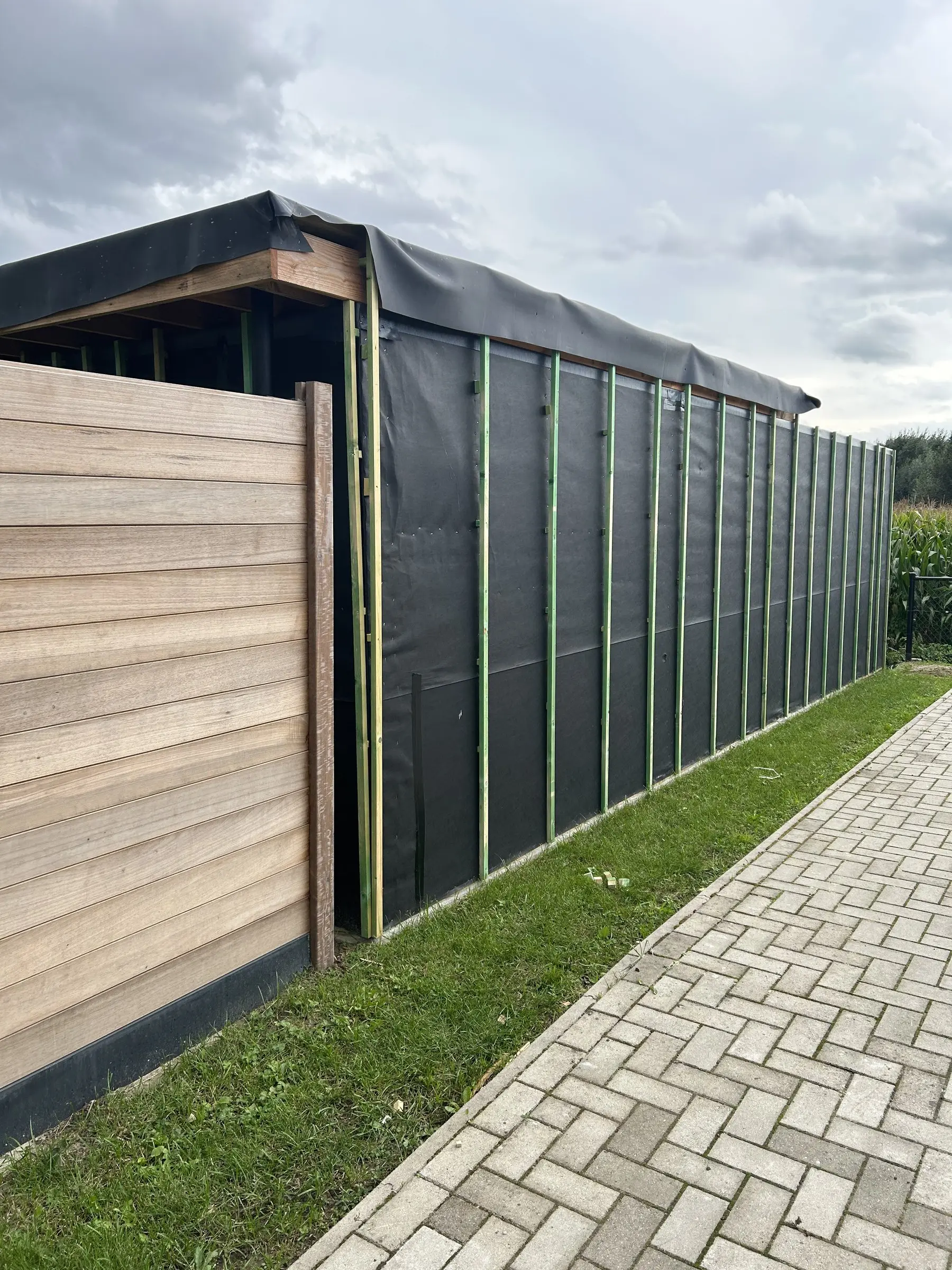Afsluiting deels bekleed met hardhouten planken