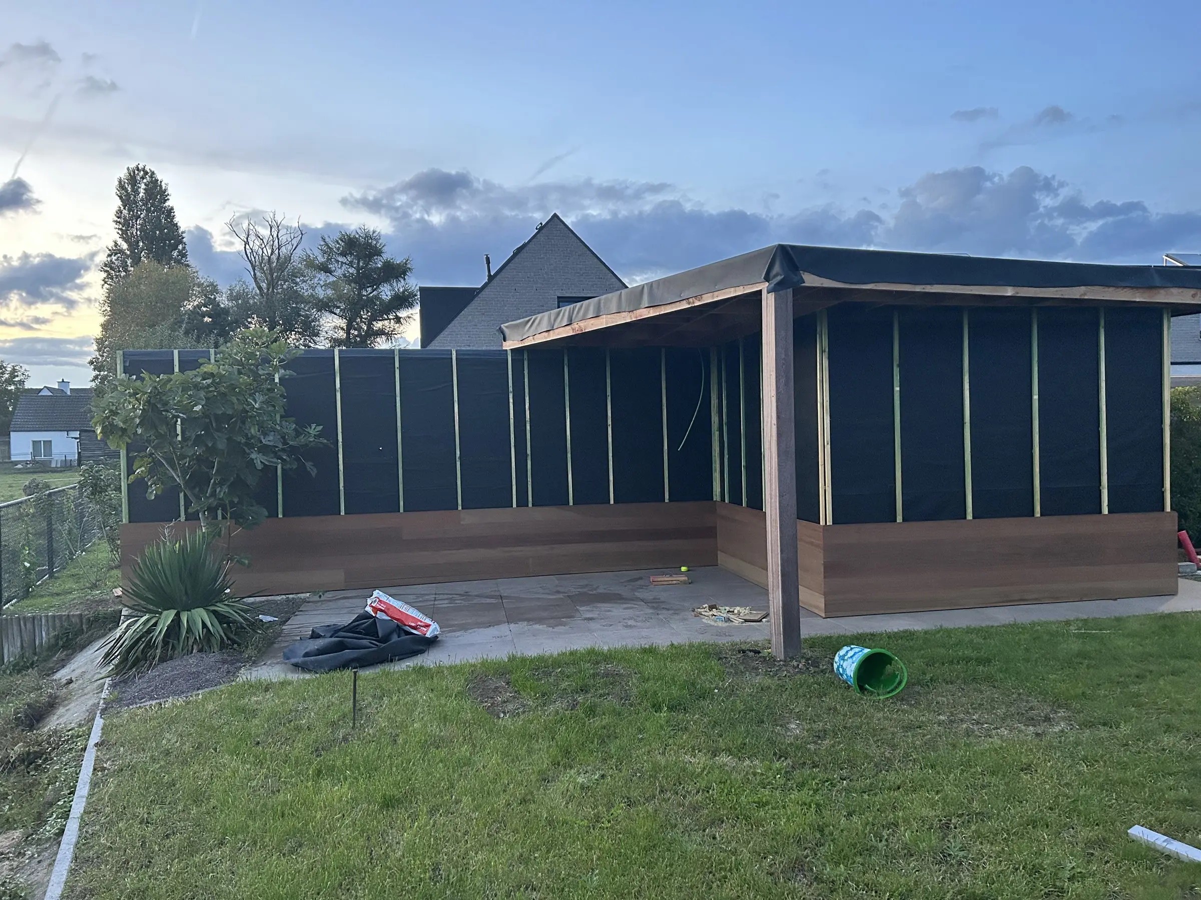 Poolhouse bij avondlicht vanuit de tuin