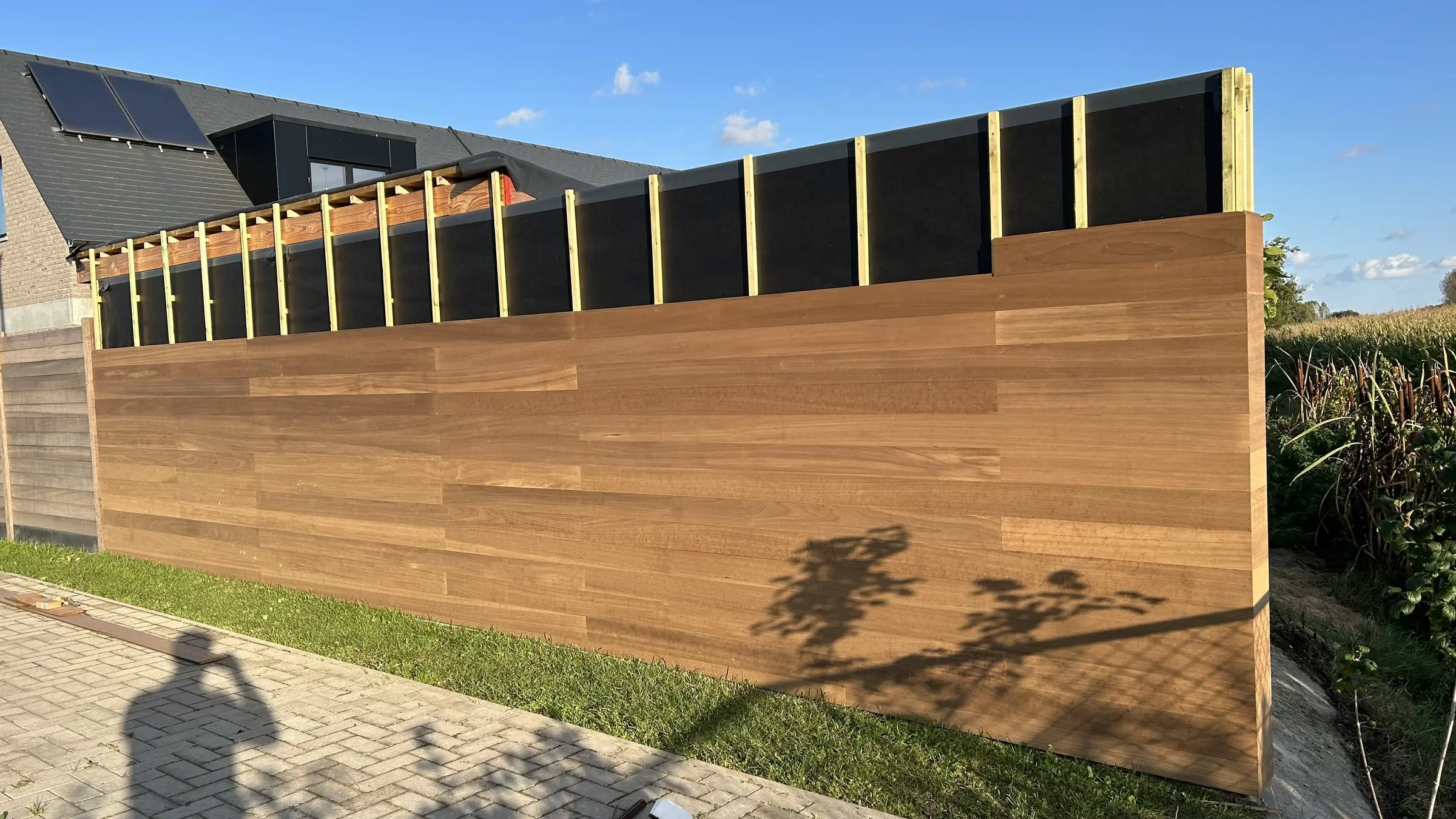 Hardhouten poolhouse met poort