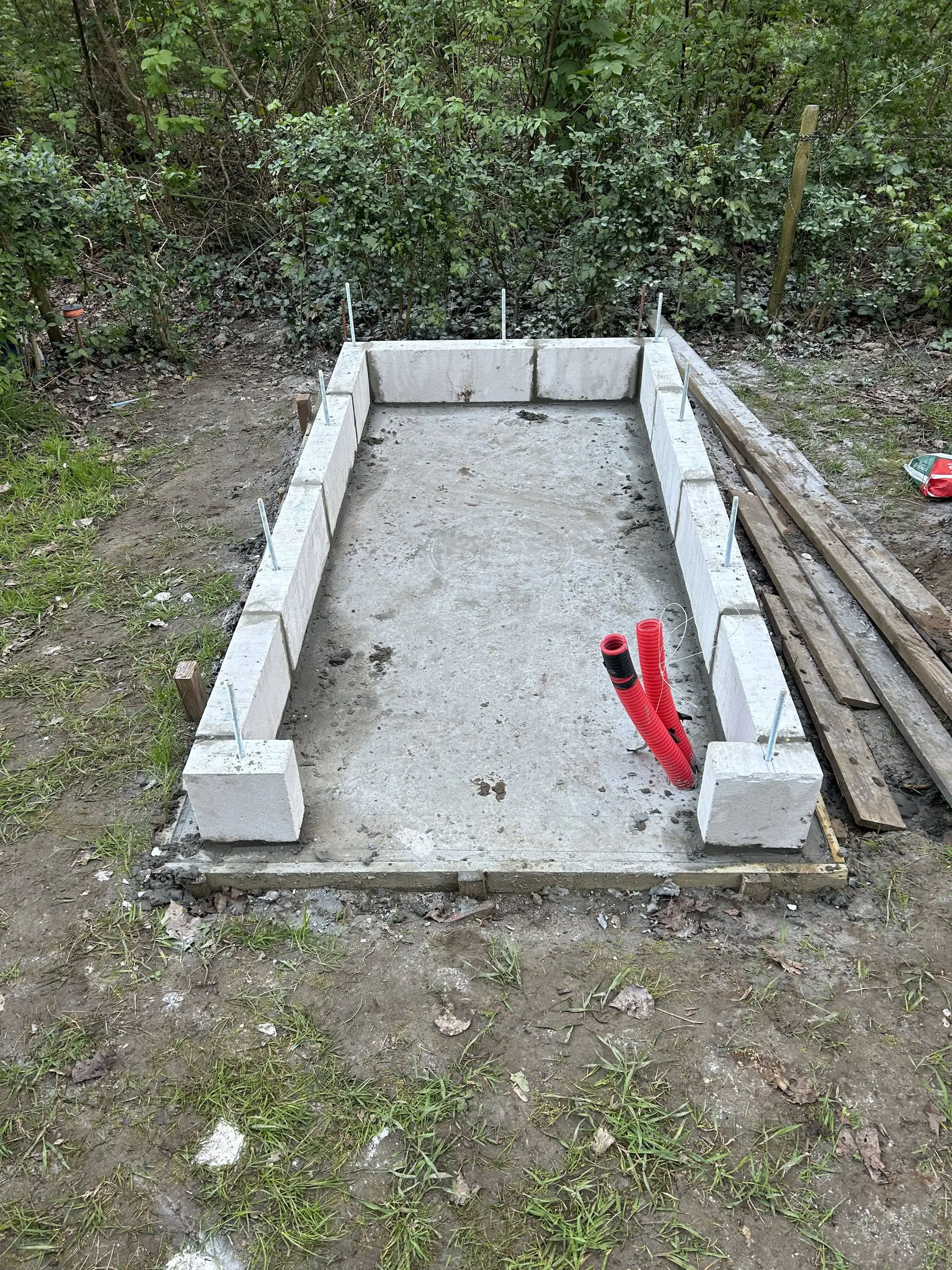 Betonnen funderingsblokken als basis voor het tuinhuis