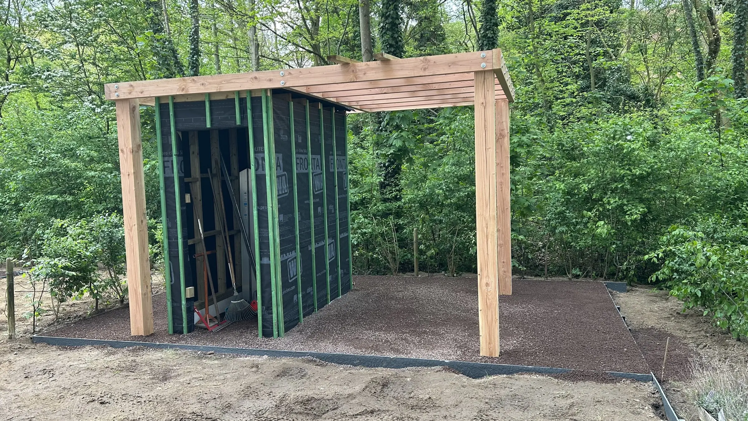 Tuinhuis met groene waterkering voor de bekleding
