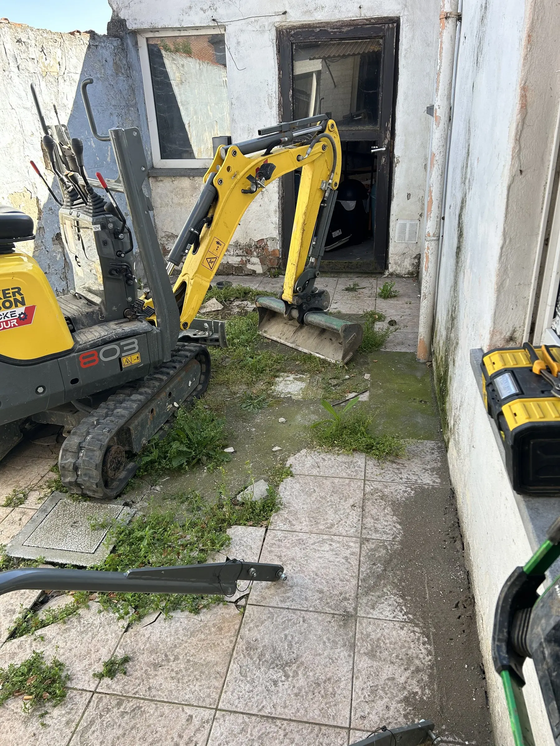 Minigraver in de smalle tuin voor de start van de werken