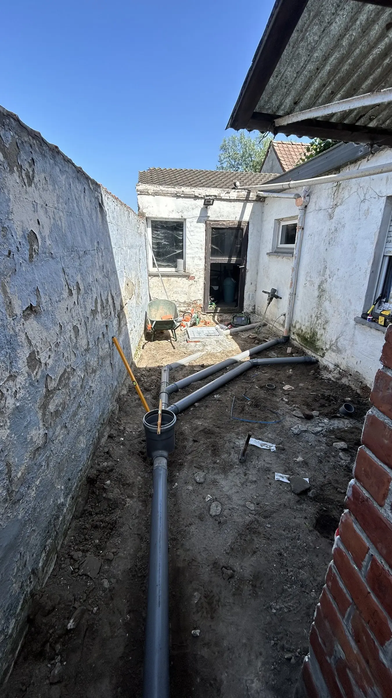 Sleuf en leiding vanaf de straat richting de woning