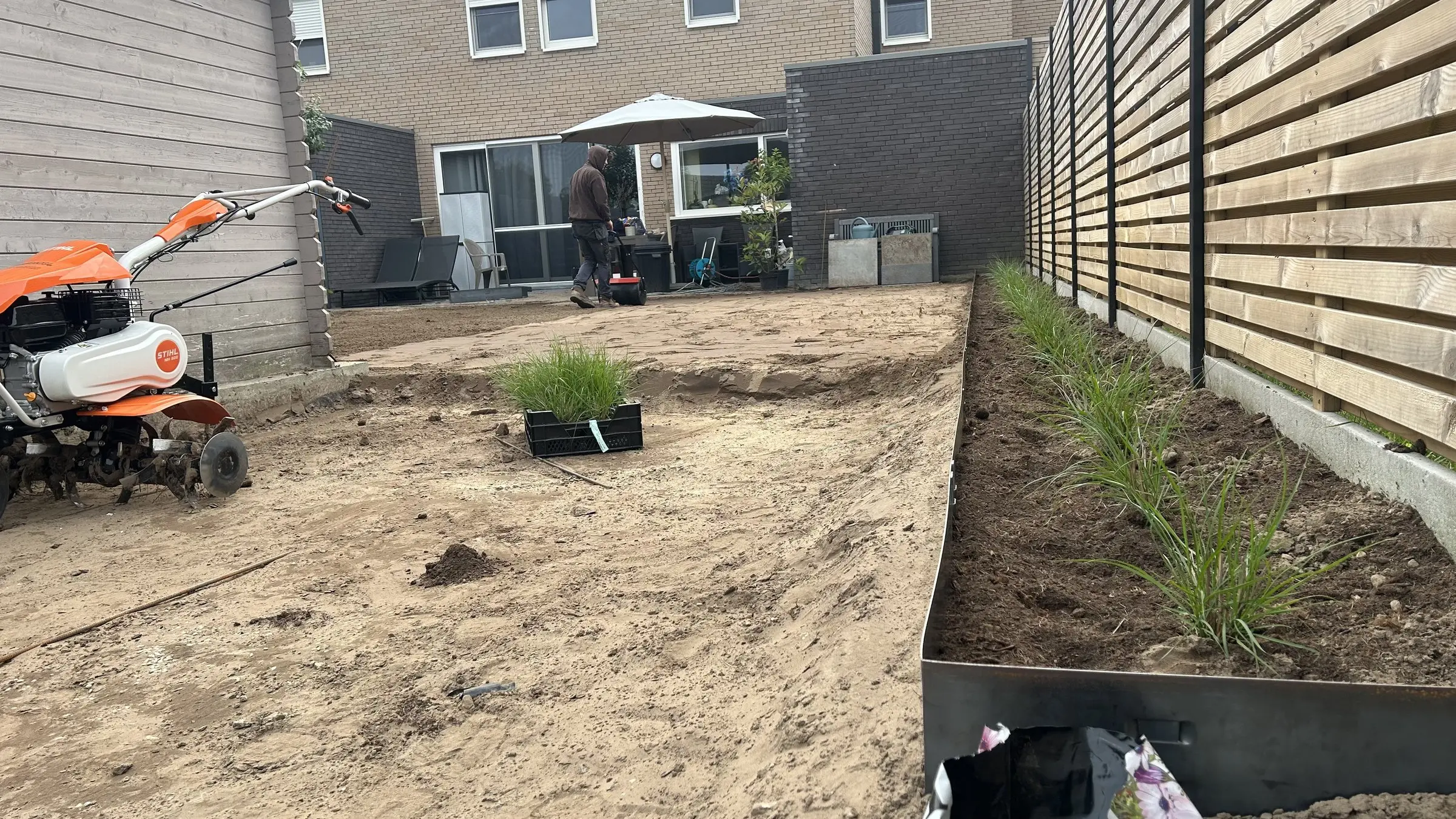 Grond bewerkt met de frees naast de nieuwe border
