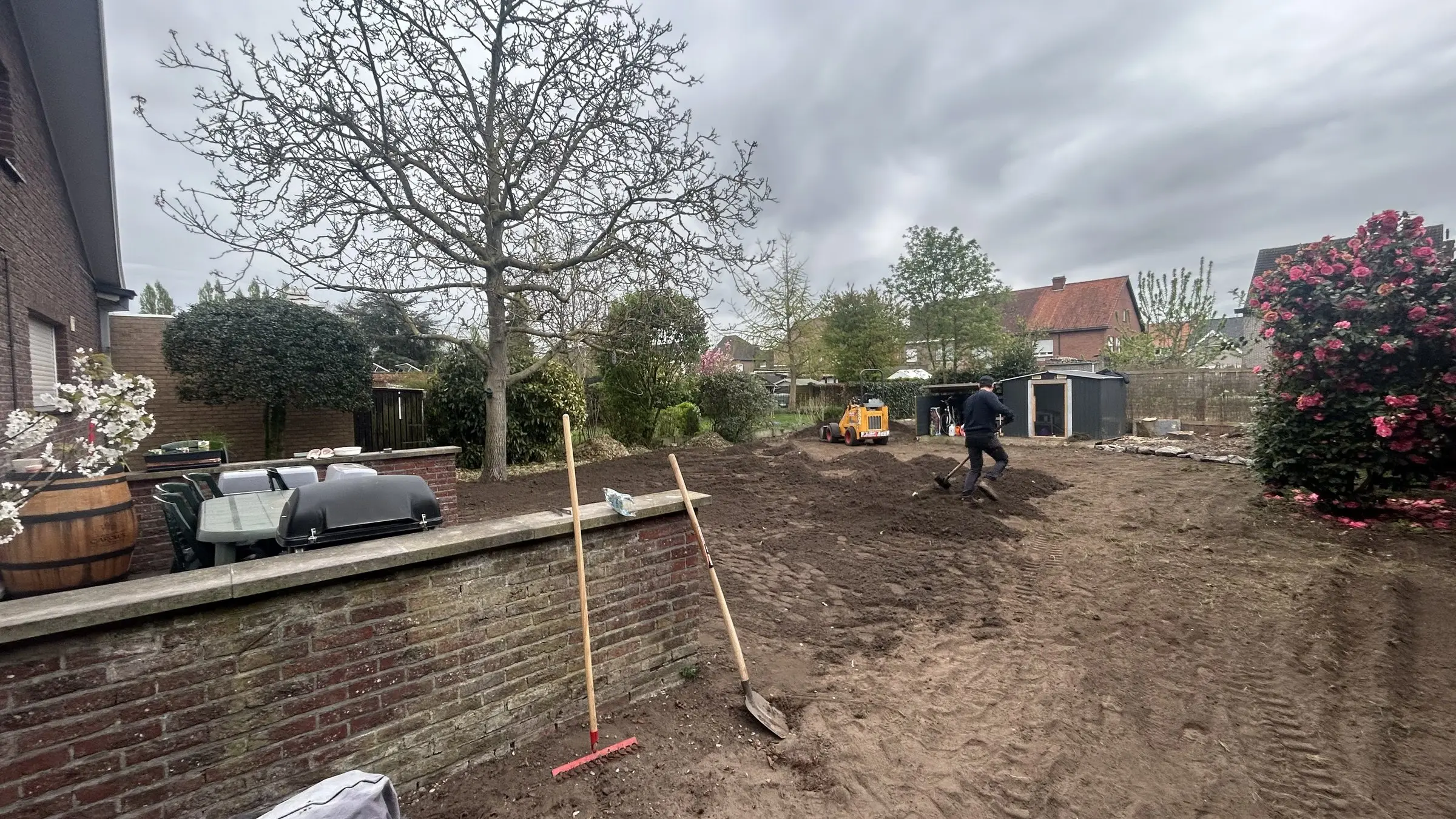 Afgegraven grond langs de muur in de tuin