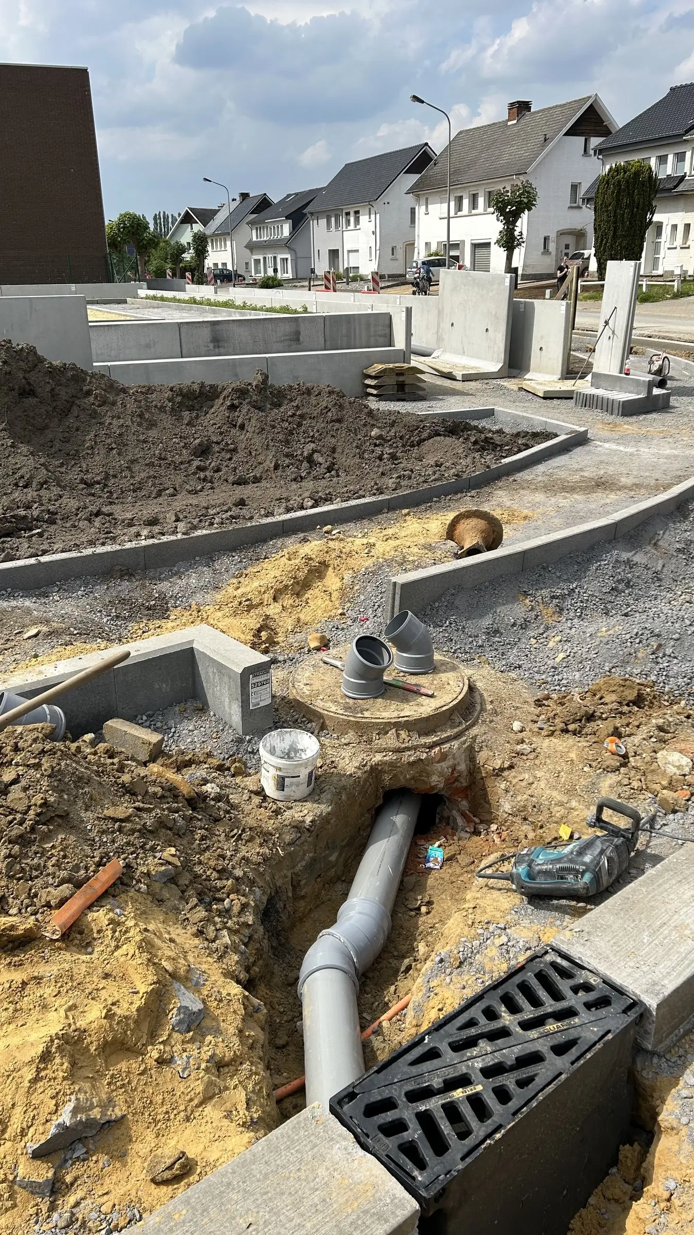 Rioolput en straatkolk bij de nieuwe boordstenen