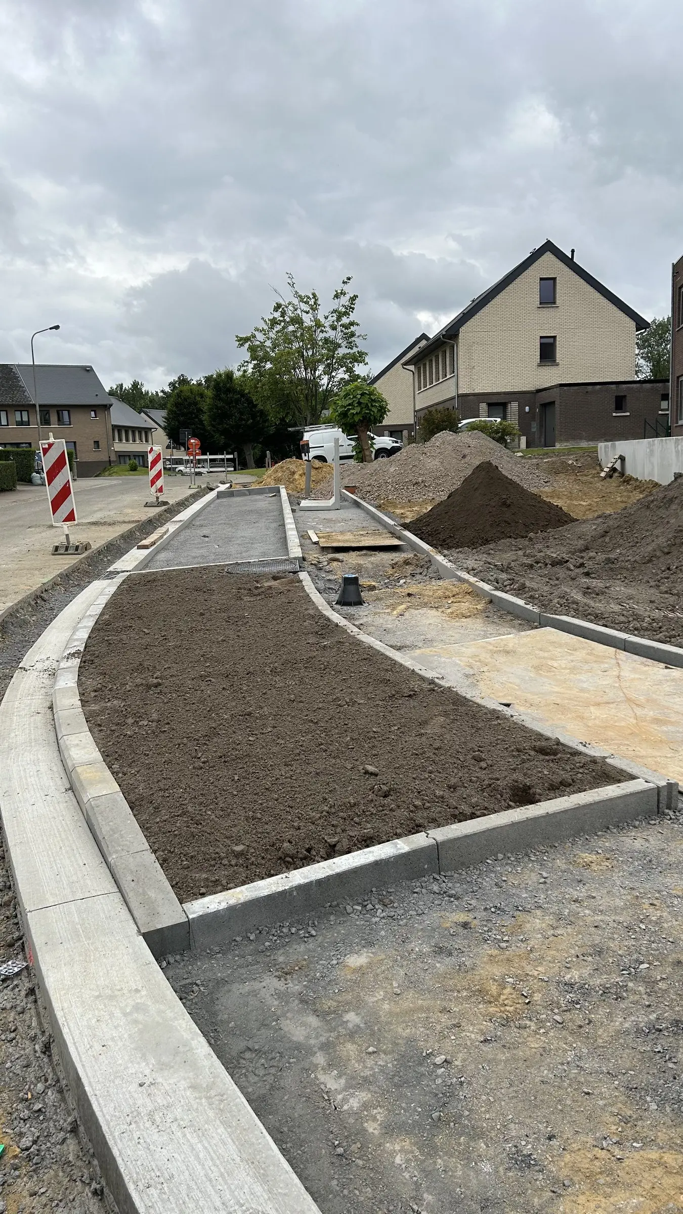 Nieuwe groenzone omrand met boordstenen