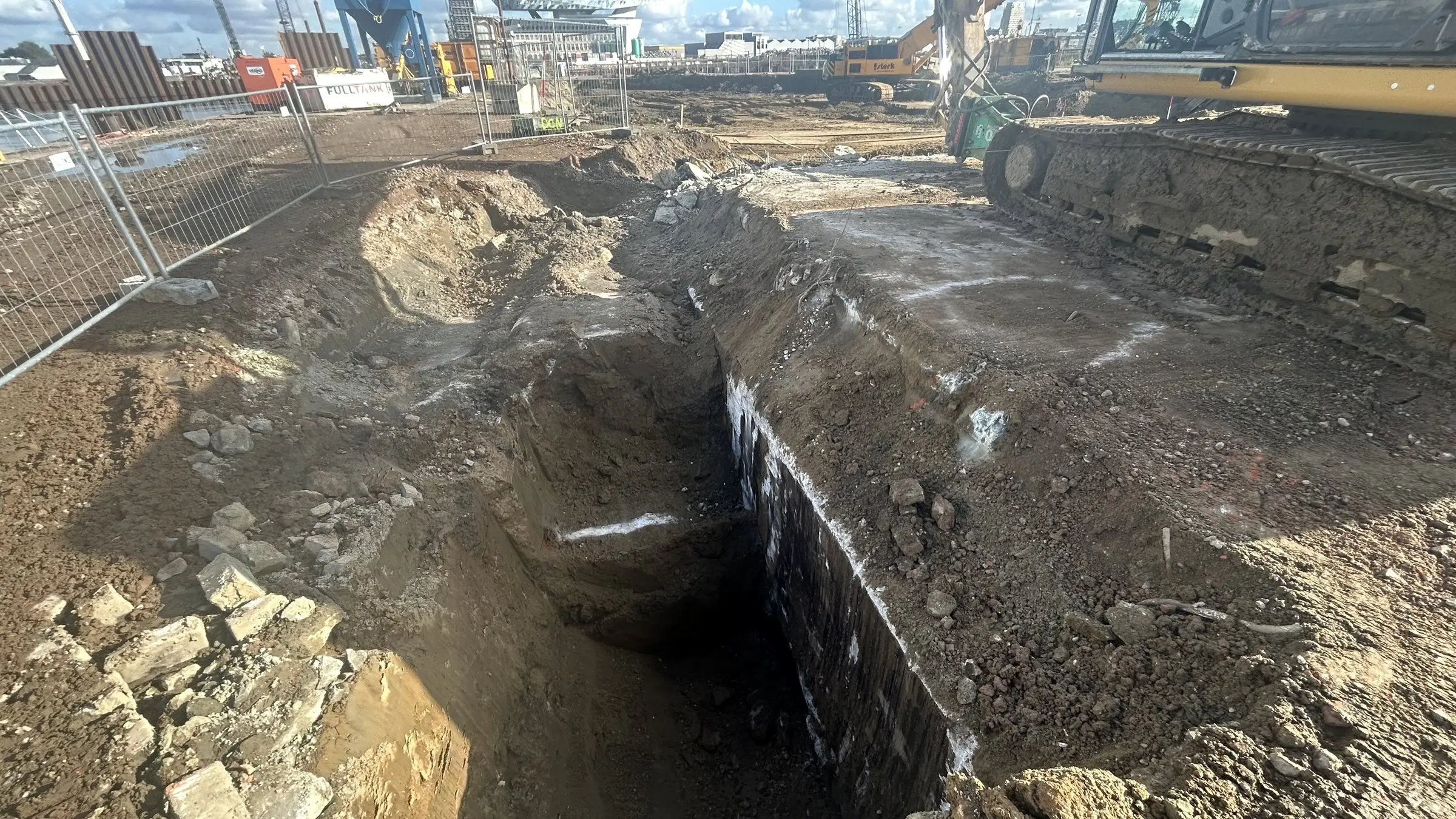 Sleuf met damwand en gebroken beton